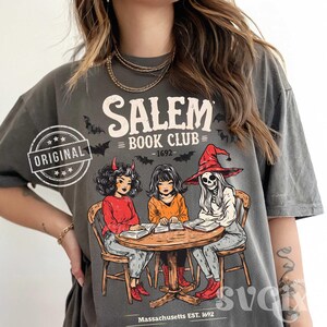 Club de lectura de Salem PNG, Halloween retro PNG, Halloween literario, Halloween literario PNG, Camiseta de Halloween PNG, Club de lectura de brujas de Salem PNG por SVGix