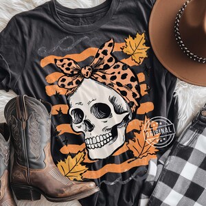 PNG de calavera con lazo de otoño, PNG de mamá de otoño, PNG de calavera de Halloween, PNG de Halloween retro, PNG de Halloween preppy, PNG de otoño occidental, PNG espeluznante y lindo imagen 4