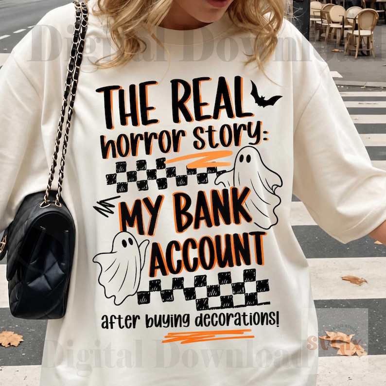 Pode incluir: Camiseta de manga comprida creme com o texto "THE REAL horror story: MY BANK ACCOUNT after buying decorations!" em preto e laranja. Apresenta gr&aacute;ficos de fantasmas e morcegos, perfeita para o Halloween.