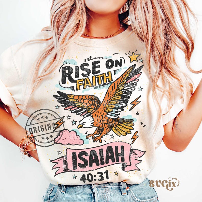 Puede incluir: Sudadera color crema con un &aacute;guila de alas extendidas, las palabras "RISE ON FAITH" y el vers&iacute;culo b&iacute;blico Isa&iacute;as 40:31. El dise&ntilde;o incluye estrellas, nubes y rayos. Un sello circular dice "ORIGINAL."