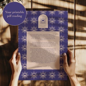 Puede incluir: Una lectura de tarot PDF imprimible con un patr&oacute;n geom&eacute;trico morado y blanco. El texto "Your printable PDF reading" est&aacute; en la parte superior de la p&aacute;gina. El texto "SENT VIA DIGITAL DOWNLOAD" est&aacute; en el lado derecho de la p&aacute;gina.