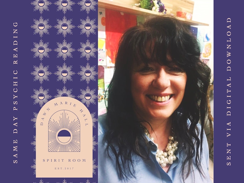 Puede incluir: Una mujer con cabello oscuro sonr&iacute;e a la c&aacute;mara. Lleva una camisa azul y un collar de perlas. Detr&aacute;s de ella hay una pared con obras de arte coloridas. La imagen tambi&eacute;n incluye un logotipo para "Dawn Marie Hall Spirit Room, Est. 2017" con un dise&ntilde;o de sol y luna.