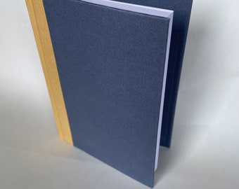 Handgemachtes Notizbuch mit Cover aus gelben Stoff und dunkelblauem Papier, 14,5cm x 11cm, 160 Seiten, blanko-matt Premium Papier