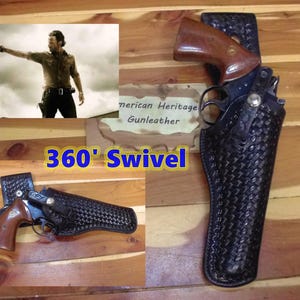Könnte beinhalten: Ein schwarzes Lederholster mit Korbgeflechtmuster und einem 360-Grad-Drehmechanismus. Das Holster verfügt über einen Metalldruckknopf und enthält einen Revolver mit braunem Holzgriff. Ein Schild trägt die Aufschrift American Heritage Gunleather.