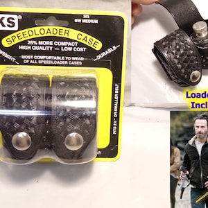 Op de afbeelding: Zwarte speedloader-etui van HKS, ontworpen voor twee speedloaders. De etui is gemaakt van een textuurmateriaal en heeft een druksluiting. De verpakking vermeldt dat het lichtgewicht, duurzaam is en geschikt is voor een riem van 5,7 cm of kleiner.