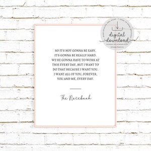 Peut inclure: Impression encadrée avec un fond blanc et du texte noir. Le texte est une citation de "The Notebook" et comprend les mots "pour toujours, toi et moi, chaque jour". Le cadre est de couleur rose clair. Un graphique de téléchargement numérique est en haut à droite.