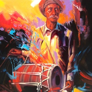 Op de afbeelding: Een schilderij van een man die een traditionele Indiase trommel bespeelt, een dhol genaamd, met een kleurrijke achtergrond. De man draagt een tulband en een wit overhemd. De trommel is rood en heeft een zwart-wit ontwerp.