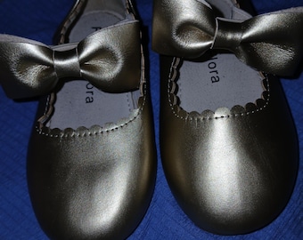 Felix and Flora Gold Ballet shoes with bows size 6c