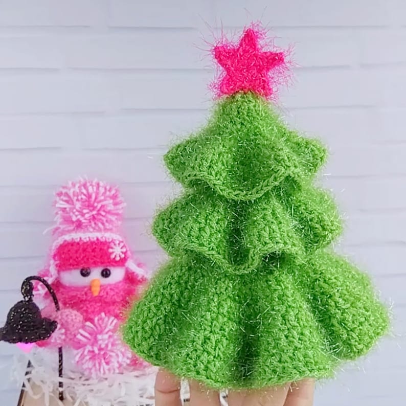 игрушка елочка крючком. новогодняя елка крючком. елочка крючком из плюшевой пряжи. вязаная елочка крючком. елочка крючком из плюшевой пряжи.