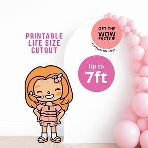 Puede incluir: Un recorte de dibujos animados de una niña con cabello naranja, vestida con un atuendo rosa y auriculares. El texto dice "PRINTABLE LIFE SIZE CUTOUT" y "Hasta 2,13 m". Un arco de globos rosas está en el fondo. La imagen también dice "GET THE WOW FACTOR!"