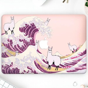 Peut inclure: Peau d'ordinateur portable rose avec un graphique d'une vague japonaise aux accents violets et blancs. Cinq lamas blancs se tiennent sur la vague.