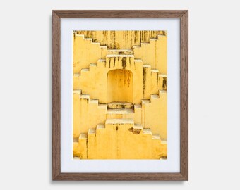 Gelbe Stepwell Treppe in Indien (farbige Texturen) - Druck, Rahmen