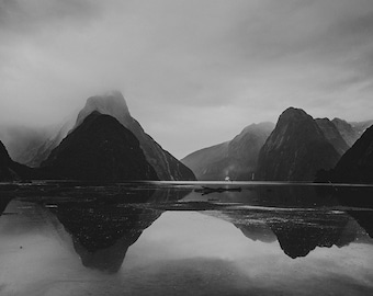 Milford Sound in Neuseeland, Südinsel (schwarz & weiß) - Druck, Rahmen, Leinwand für Wand-Dekor