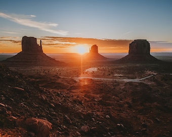 Monument Valley au lever du soleil, Utah, Arizona - (impression numérique uniquement)