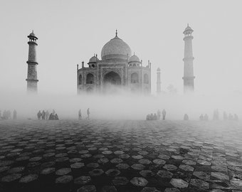 Ein nebliger Morgen im Taj Mahal in Mumbai, Indien (Schwarz & Weiß) - Druck, Rahmen, Leinwand für Wanddekoration