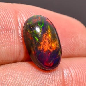 Welo Fire Ethiopian Opal Cabochon: Oval Gemstone, 4.00 Cts