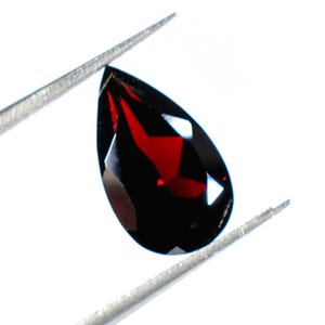 2.95 ct AAA Mozambique Garnet Pear Gemstone - 7x12 mm