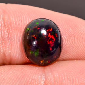 Welo Fire Ethiopian Opal Cabochon: 2.50 ct Oval Gemstone