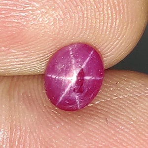 Puede incluir: Un juego de tres tazas de cerámica con un acabado mate moteado. Las tazas son en tonos crema, gris claro y gris oscuro. Cada taza tiene un diseño simple y minimalista.