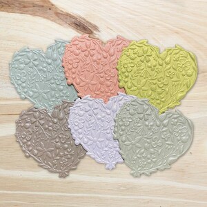 Coeurs découpés en relief (paquet de 6) | Coeurs en relief | Papier gaufré | Scrapbooking | Découpes pour cartes et journaux | Papier cartonné scintillant
