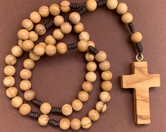 Handgeknüpfter Rosenkranz aus Olivenholzperlen mit verschiedenen Kreuzen