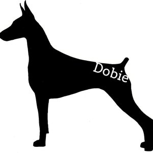 Può includere: Silhouette nera di un cane Doberman Pinscher con la parola "Dobie" scritta sul fianco.