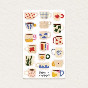 Peut inclure: Une planche d'autocollants avec des illustrations de tasses à café aux motifs variés. Les tasses présentent des motifs tels que des pois, des rayures et des motifs floraux, ainsi que le texte "HI!". La palette de couleurs comprend le rouge, le bleu, le jaune et le vert.
