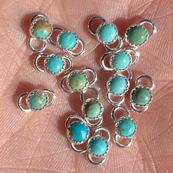 1 single 4mm turquoise connector.