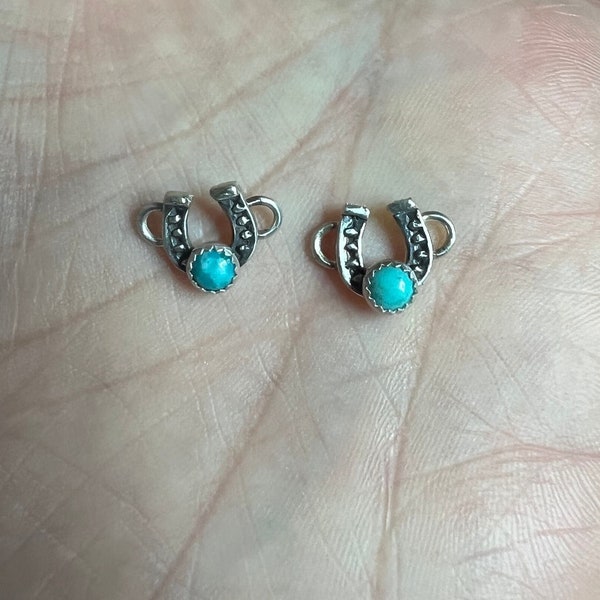 1 Sterling silver Horseshoe connector with 4 mm Kingman turquoise.