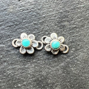 1 Sterling silver flower with 4mm Kingman turquoise connector.