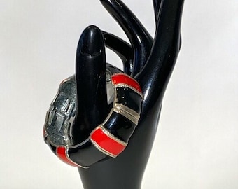 Vintage armband klem armband rood en zwart email op zilverkleurig metaal *LEES VS-KOPERS*