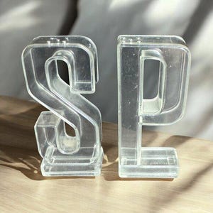 Saleiros e pimenteiros de plástico transparente vintage com letras grandes S e P