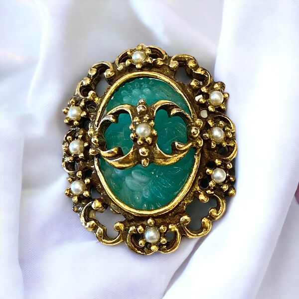 Vintage Molded Jade Color Green Resin Oval Brooch Pendant Cameo Gold Tone Pearls Ornate, Vintage Cameo Brooch