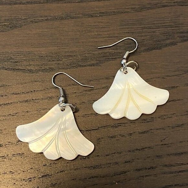 Vintage White Tropical Beach Seashells Nacre Pierced Dangling Earrings Fan Shape