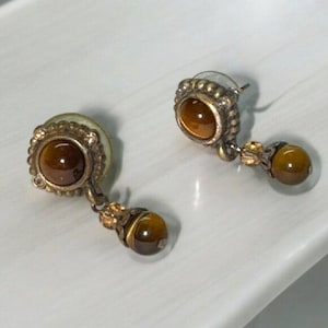 Vintage goudkleurige steekoorbellen bungelende tijgeroogstenen kostuumsieraden