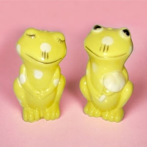 Plastic Yellow Frogs Salt and Pepper Shakers Kitsch Vintage 1950s Collectible *READ USA BUYERS*