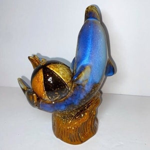 Keramik Delfine Figur Statue Blau und Gold mit Ball Beach Marine Life Ocean Decor