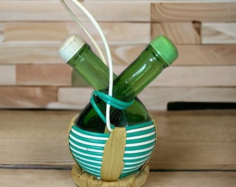 Vintage Chianti Flasche verschachtelte verflochtene Salz- und Pfefferstreuer grünes Glas, Kunststoff und Stroh Sammlerstück