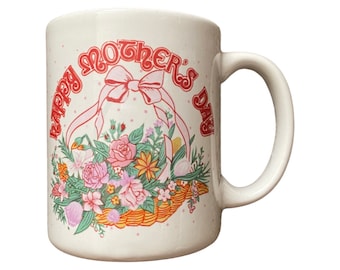 Könnte beinhalten: Weiße Keramik-Kaffeetasse mit einem rosa und roten Blumendesign und dem Text "Happy Mother's Day".