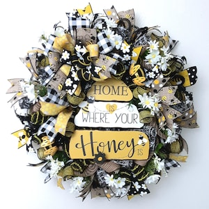 Floral Welcome Wreath, Bee Wreath, Daisy Wreath, Bumblebee Wreath, Bee Lover Wreath, Spring Summer Floral Bee Wreath, Floral Decomesh Wreath