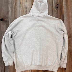 Pu&ograve; includere: Una felpa con cappuccio grigia con cappuccio con coulisse. La felpa &egrave; realizzata in un tessuto morbido e confortevole e ha una vestibilit&agrave; rilassata.