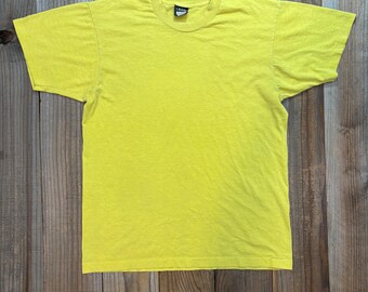 Camisa vintage de manga corta en blanco, verde neón y amarillo