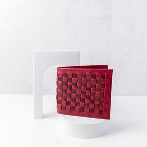 Cartera plegable de cuero DAPH en rojo intenso: elegante y vibrante con cierre de seguridad. Cartera de gamuza. Cartera de viaje de verano.