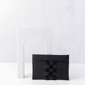 Elegante tarjetero de piel negra - Ecológico, fabricado artesanalmente con tejido de gamuza - Billetera fina sostenible y hecha a mano
