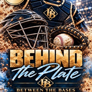 Op de afbeelding: Een digitale afbeelding voor een honkbal catcher ontwikkelingsdagboek met een marineblauwe en gouden borstbeschermer, een catcher-masker en een honkbal in een handschoen. Tekst: BEHIND The Plate, BETWEEN THE BASES, ELITE CATCHER DEVELOPMENT JOURNAL + PLANNER, YOU CONTROL THE GAME. TRAIN THE SKILLS. BUILD THE IQ. LEAD WITH CONFIDENCE.