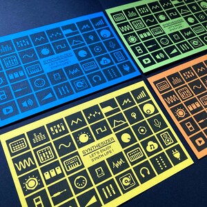 Może przedstawiać: Cztery kolorowe kwadratowe karty z siatką czarnych ikon związanych z syntezatorami. Każda karta ma inny kolor: niebieski, zielony, żółty i pomarańczowy. Tekst "SYNTHESIZER LET'S ENJOY SYNTH LIFE!" jest wydrukowany na każdej karcie.