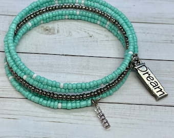 Perlen Memory Wire Armband - Türkis Perlen Wickelarmband - Perlen Armband mit Traum Anhänger