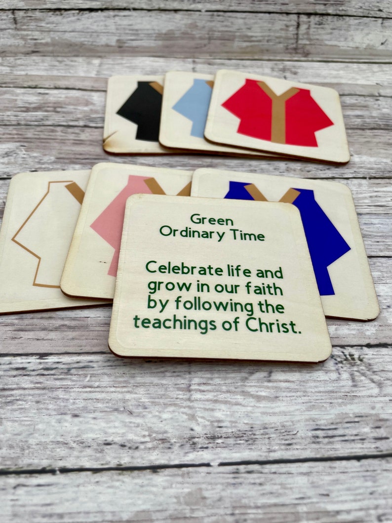 Może przedstawiać: Zestaw kart z r&oacute;żnymi kolorowymi wzorami odzieży i kartą z tekstem "Green Ordinary Time Celebrate life and grow in our faith by following the teachings of Christ."