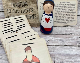 Może przedstawiać: Zestaw drewnianych kart z ilustracjami postaci religijnych i tekstem. Karty ułożone są w stos, a na górnej karcie widnieje mężczyzna z brodą i tekst "The Prophecy of Simeon Luke 2:25-35".
