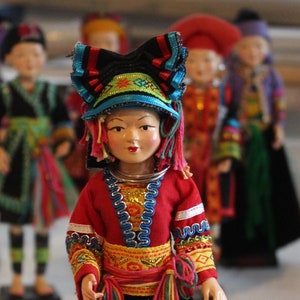 Vietnamesische ethnische Kunstpuppe, handgemachtes kulturelles Geschenk